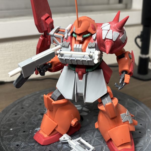 今回は珍しく実弾系とビームライフル両方持たせるので、懸架する先のディティールにも影響してしまうから先に武装を作ってます。実弾系はええ感じ…ビームライフルは…スクラッチしたことないから色々戸惑ってます。（3枚目）