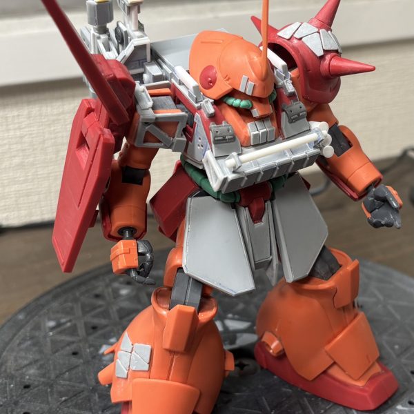 ビームライフルのディティールも固めて、バックパックに取り掛かってます。とりあえず銃を二つ懸架できる形にしてるのでアシンメトリーな感じにしてます。（4枚目）