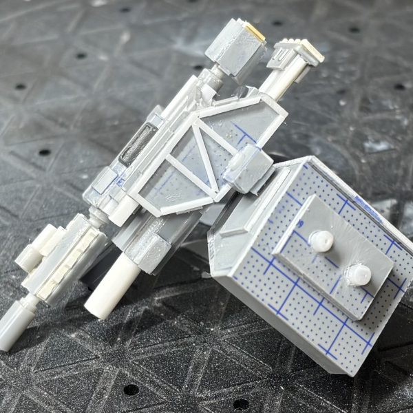 ビームライフルのディティールも固めて、バックパックに取り掛かってます。とりあえず銃を二つ懸架できる形にしてるのでアシンメトリーな感じにしてます。（3枚目）