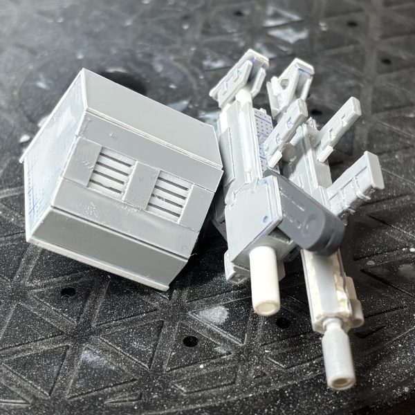 ビームライフルのディティールも固めて、バックパックに取り掛かってます。とりあえず銃を二つ懸架できる形にしてるのでアシンメトリーな感じにしてます。（2枚目）