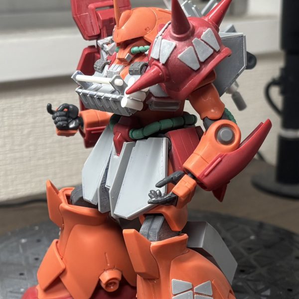 夫婦共に風邪でダウンのため進捗牛歩…。リアアーマーの真ん中を形状変更し、リアアーマーの角度変更。バリュート足装備みたいな増設バーニアユニットを脹脛に。大まかにシルエット出ましたので全体的にディティール入れていこうかな（2枚目）