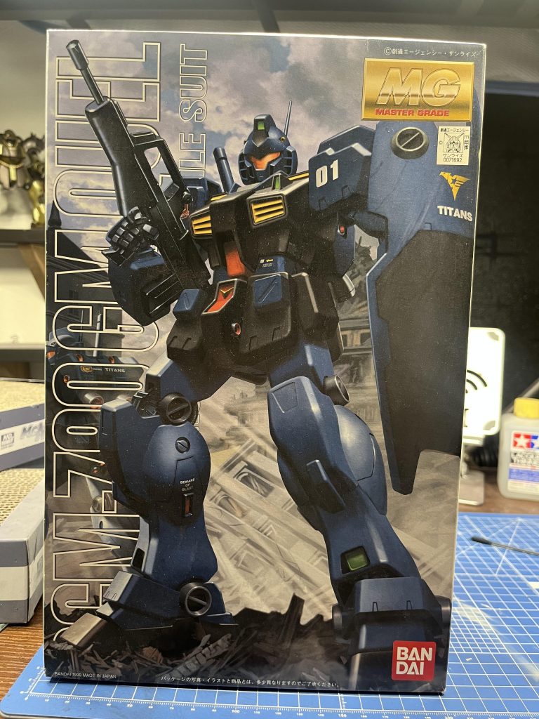 デレデレデンデデデーデデレレデレン♪「黒い ジム」てなこって今回はジム・クゥエルの製作に移ってまいります。といってもこのジム・クゥエルティターンズの中でも1番影が薄いといいますか、隠しキャラレベルの機体じゃないでしょうか?かくいう中野もティターンズ機全部作ろう!って調べるまでは存在すら存じ上げていませんでした。それもそのはずでZガンダムアニメ本編では一切登場しておらず、劇場版Zでのほんの一瞬や0083のラスト一瞬にしか登場していないみたいですね…ガンダムMK-2の開発までの量産機として劇中には出てこなかった過去の遺物みたいなものなのでしょうか?詳しくはわからないし、調べても大した情報が出てこないので詳しい方がいらっしゃれば教えてくだされば幸いです!なにはともあれティターンズ機なら作るしかない!ということで張り切ってやっていきましょう