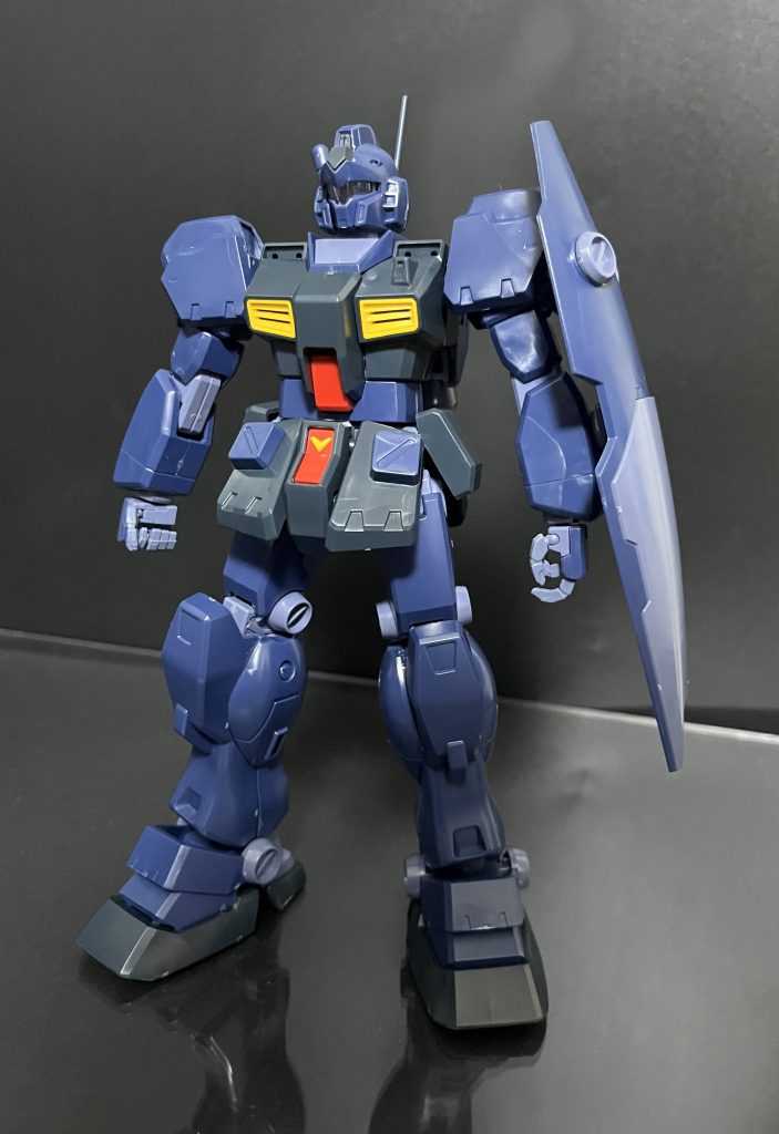 このキット1999年産まれみたいで私とは1歳しか変わらないのでめちゃくちゃ親近感が湧きます…古いキットなので可動域が終わってたり、設定と配色が若干ちがったり気になるところはあるのは仕方ないですね…シールドの下部は設定だと暗い紺色になってましたが全く真逆の明度ですねしかしながらディテールはちゃんとMGなので気合いが入ってます、特に大きな工作もせずに塗装してしまってよさそうですね