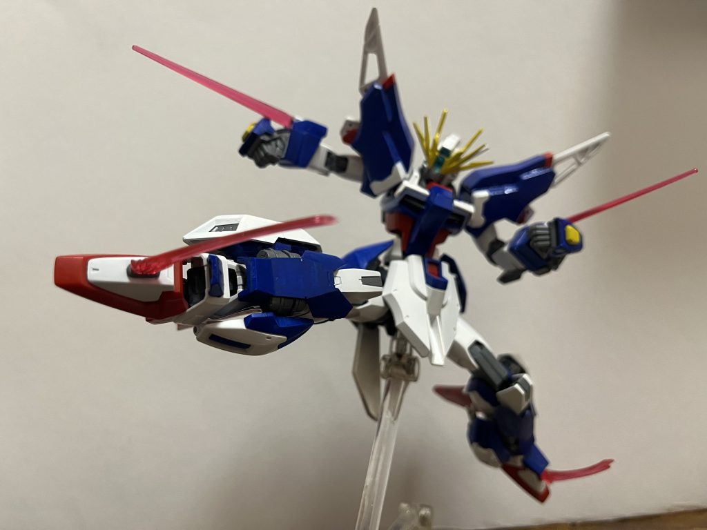 両手・両足のビームサーベル&ビームブレイド。足の方は普段装甲で隠れているので不意を着けそうかも。