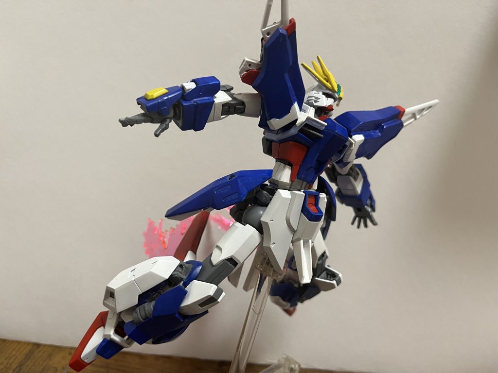 両足のふくらはぎには光の翼を搭載!!バックパックも付けれるので機動力は高そう。