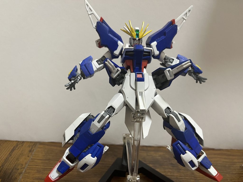 両腰のビーム砲と脚部アーマーのマイクロミサイルのフルバースト。ポージングは難しい。