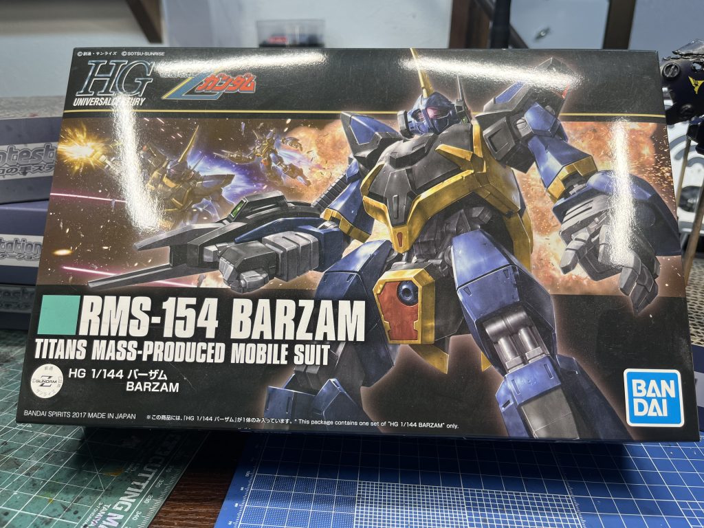 さて、今回はかのバーザムショックという事件を起こしたと言われる機体、バーザムを作っていきます。ガンプラ歴3ヶ月の自分には当時のことはちんぷんかんぷんですが、今こうやってガンプラにハマり様々な機体を触れているのはこのバーザムのおかげだと思うと本当にありがたい機体ですよね。特にZ機体はガルバルディ、バイアラン、メッサーラにバウンドドック、ボリノークサマーン、ハンブラビ……と特徴的で奇抜な機体が多いのでこのバーザムが好調でなければ未だに新規造形されなかった機体も多かったのでないかと考えてしまいます。アニメ本編ではキリマンジャロに降下するエゥーゴを撃墜すべくヤザン隊が搭乗し、大きな戦績こそありませんが肉薄した接近戦を披露してくれた案外かっこいい機体です。さて、作っていきたいのですが今回素組みの写真を撮影し忘れてしまったのでいきなり完成品の紹介になります、申し訳ございません😭