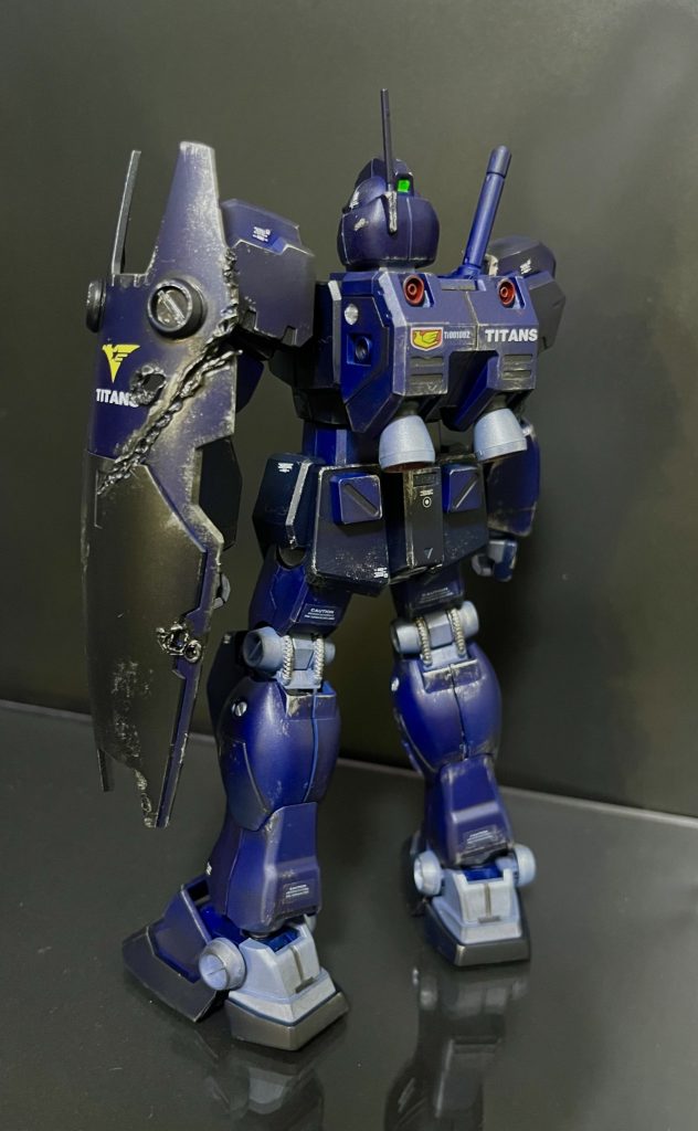 機体は全体的に暗い紺色で塗装し直してます。ティターンズのカラバリはやっぱり男心をくすぐりますよね、本当に大好きです。あとは所々部分塗装して傷つけて、デカールも付属のものにプラスしてサイコザクの時に余ったものを散りばめてます。