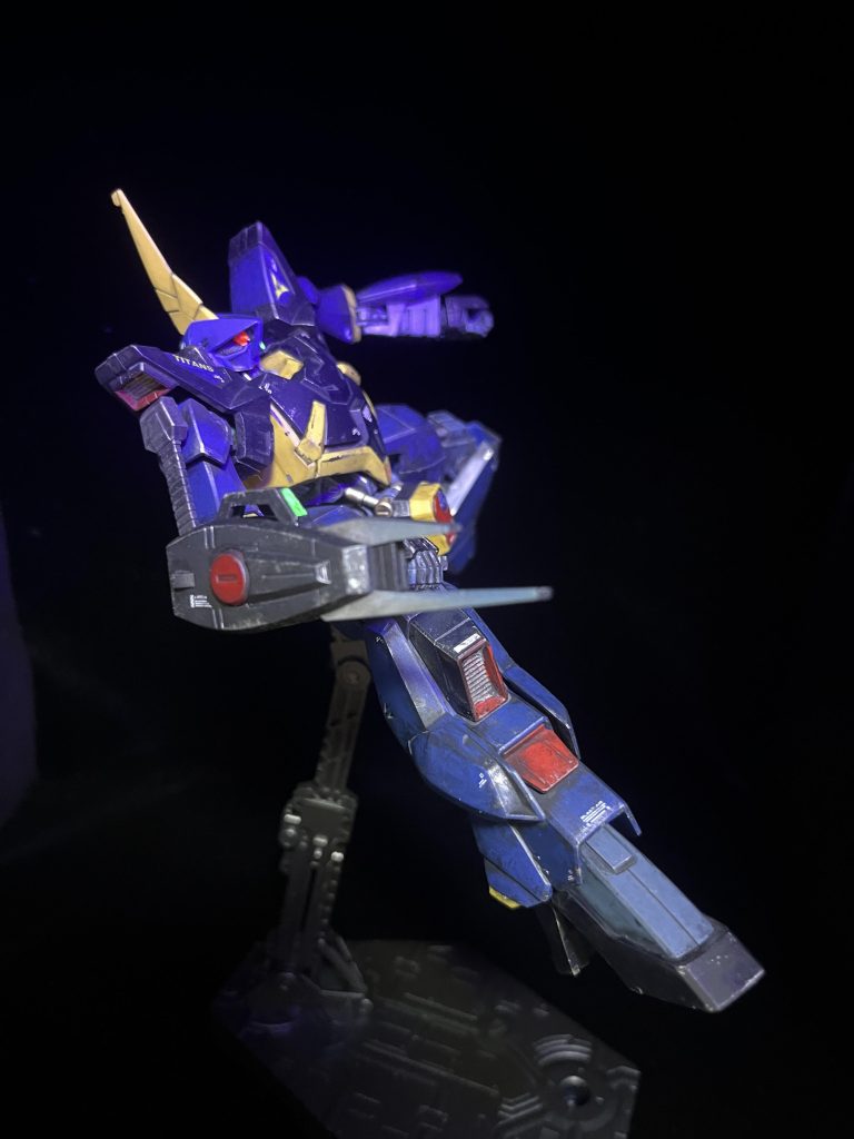 さて、今回はバンダイの技術力を存分に見せつけてくれたバーザムでした。今更ですが撮影環境を一新しました。カラーボックスの中に黒い布を敷いただけの簡単工作ですが、今までと違い外部の光を遮断できるのでより綺麗な写真が撮れるようになりました!(当社比)ポージングして撮影するのもとても楽しいので力を入れ直してみて良かったです!さて、次回はロザミアや我らがヤザン・ゲーブルも乗りこなしたあのニュータイプ専用機(?)です!ティターンズ機体も実は残すはあと2体…このまま今月中には完走して次のシリーズに行きたいですね…!ではまた👋