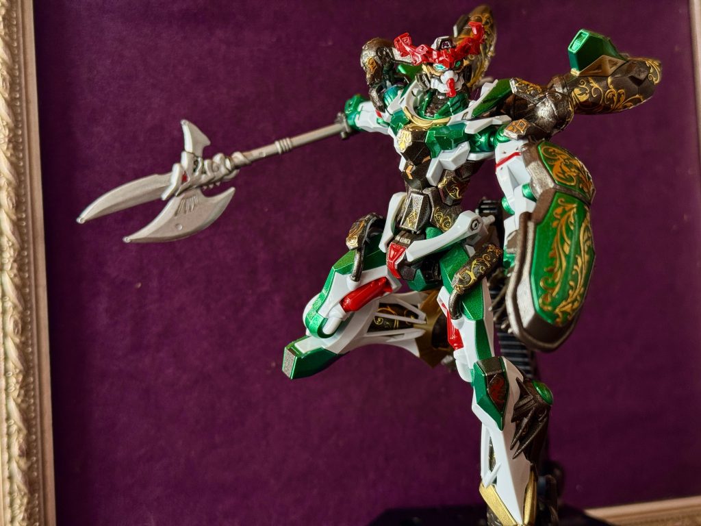 カラーリングは、龍機ドラグーンに似せたメタルグリーンと、ダークグレーに。斧が武器の主人公機といえば、僕が1番好きなガンダム・ドラグーンが思い浮かび、今回の作品を作りました。