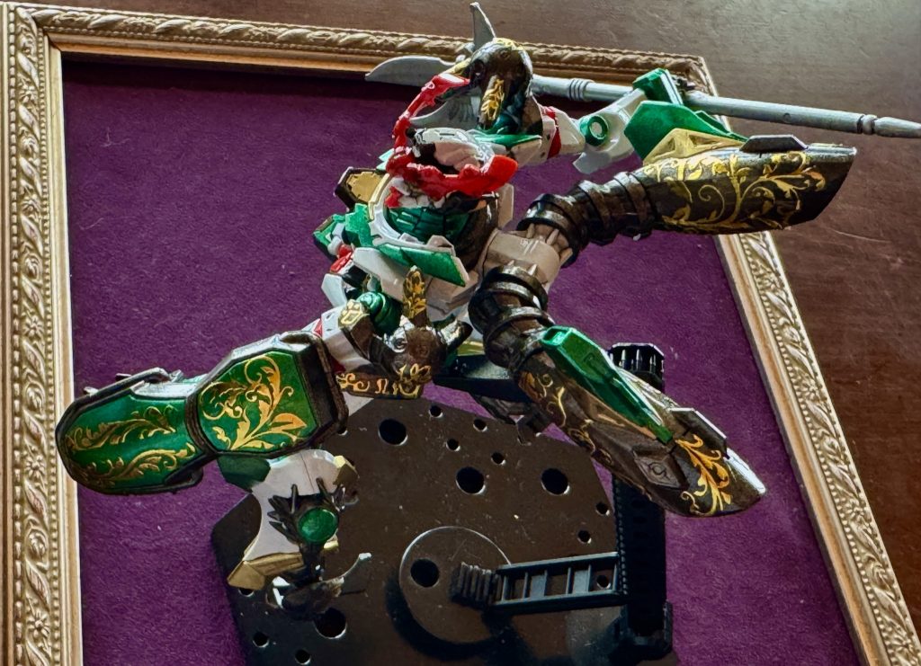 金の装飾を加えて、騎士ガンダム感を出しています。