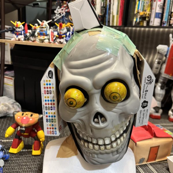 ハロウィン時期という事でダイソーのお面を使って白い悪魔を作ってます。復讐のレクイエムやフラナガン・ブーン戦記のジオン側から見たガンダムのイメージです。（2枚目）