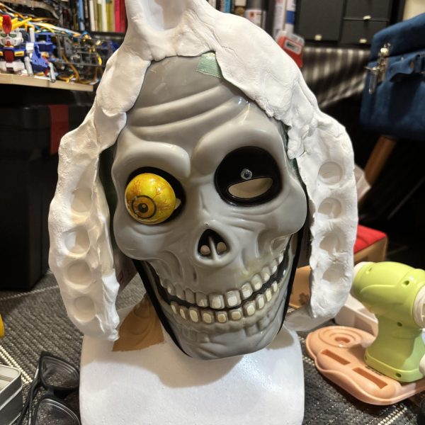 ハロウィン時期という事でダイソーのお面を使って白い悪魔を作ってます。復讐のレクイエムやフラナガン・ブーン戦記のジオン側から見たガンダムのイメージです。（3枚目）