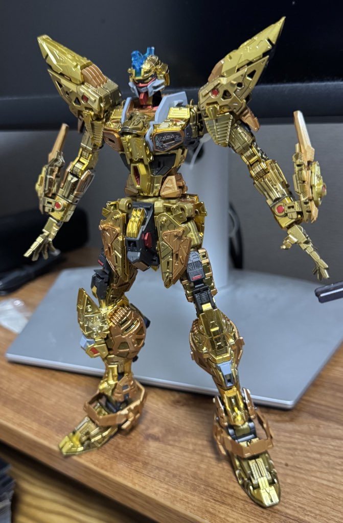 フレームのプラスチックぽいゴールドを塗装。