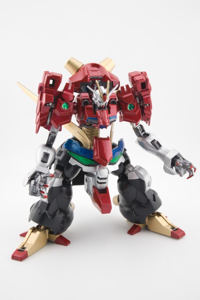 下半身のガンダム顔の部分はプライズのフォースインパルスガンダムヘッド型スピーカーで作ってましたがなんかバランスが悪かったので断念。（写真だと分かりづらいですが）色はメタリック系で艶ありにしてみました。