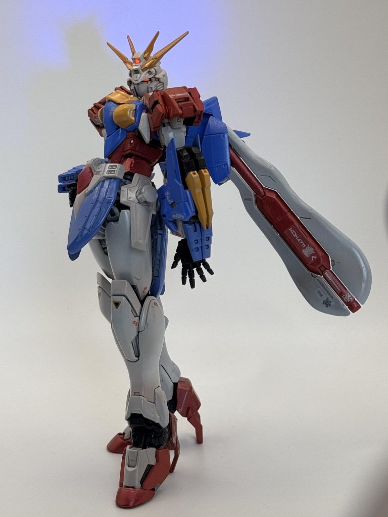 背中のバインダー？を丸みを帯びた形に改造。マスク部、胸部もフラットに曲面に改造。スカートを短縮し、モモとスネを約8mmほど延長しています。