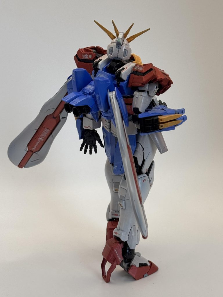 肩アーマーの形状をコンパクトに短縮し、その際に出た部品をカカトに接着し、ハイヒールをイメージして改造しています、👠