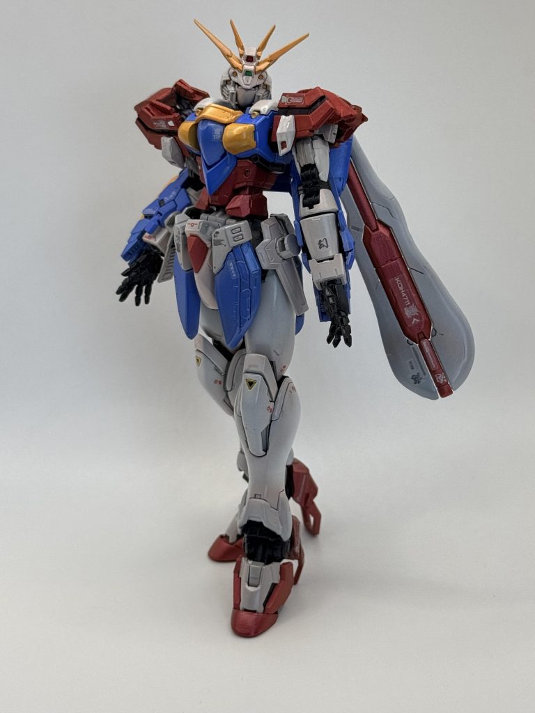 赤部品はベルベットレッド。ツインアイは蛍光レッドで発光可能。全体をパール塗料でコートして仕上げています。