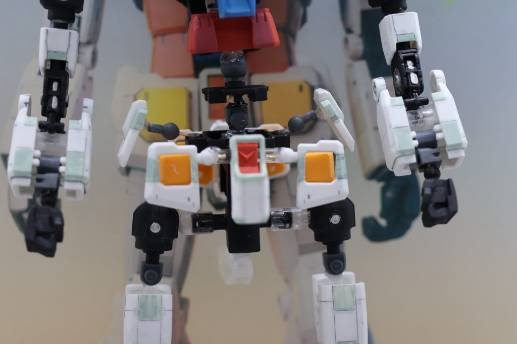 腕～腰回り画像だと見にくいですが黄色い四角ブロック？も離して、組立順に重なるようにしてあります。