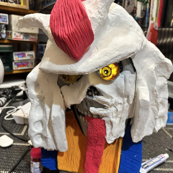 ハロウィン時期という事でダイソーのお面を使って白い悪魔を作ってます。復讐のレクイエムやフラナガン・ブーン戦記のジオン側から見たガンダムのイメージです。（5枚目）