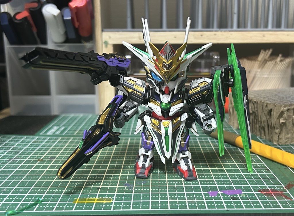 はじめてのSDガンダムなのですが制作自体はサクッとめちゃくちゃ簡単に出来ましたね(◍︎´꒳`◍︎)だけど色分けが‥wホイルシールはもちろん全部使ったのですがそれでも足りないところが沢山あって悩んだ末、足りない所は全部筆塗り、ペン塗りで全部塗装してやろうと思いました！！