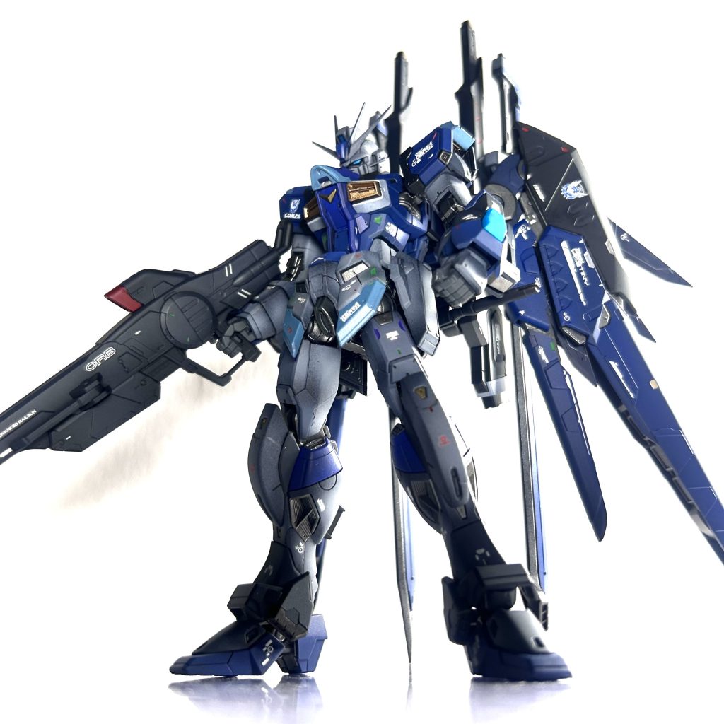 胸部ダクト周辺のホワイトはデスティニーSPEC2を意識、各部水色はフォースインパルスを意識して塗装しました。