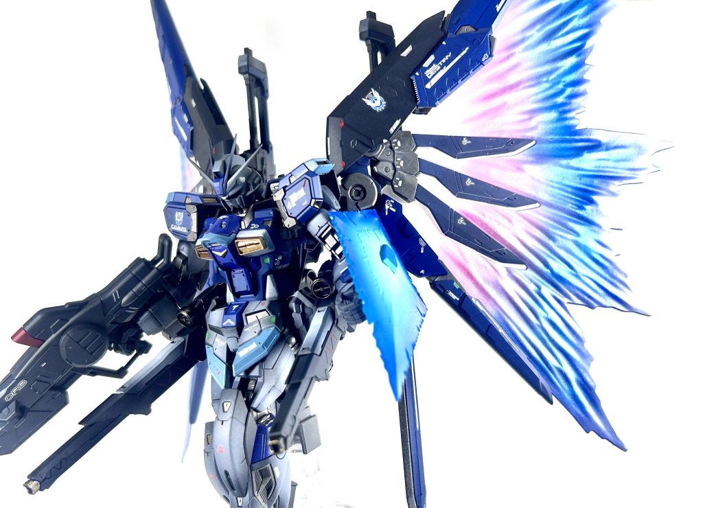 静かに舞い降りる感じでフィニッシュ🪽目標だった大好きな機体を完成させることができ、思い入れの強い作品となりました。憧れの機体を妥協なしで満足のいく塗装で仕上げることができ良かったです。(gundam-kao6)また新しい目標を立て、楽しくガンプラ制作していきますのでよろしくお願いします❗️今回は以上です、ありがとうございました！