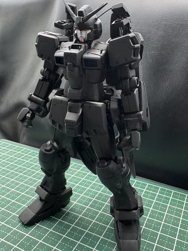 黒サフで合わせ目やキズ等のチェックをしてます。古いキットなのか、ほぼほぼ全ての箇所に合わせ目がありました汗。しかし1年くらいやってきた自称中級モデラーにとっては、合わせ目なんてかかってこいです!顔がバカ殿みたいになってるのは、頭の謎の段落ちモールドを消すために、合わせ目消しをしたのですが、後はめが出来ずに先に筆塗りした結果です。中級では無理でした泣。設定でもきちんとモールドがあるのですが、好みで無かったので一部埋めてやりました