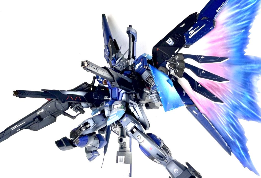 アカツキオオワシ装備のように、脇に抱える大型ビーム砲は私に刺さります❗️フレキシブルに可動するのでいろんな構えが出来るのはプレイバリューが広がり最高ですね😆