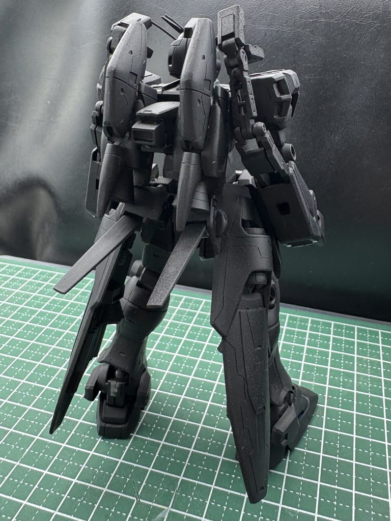 隙間や稼働の違和感を埋めていったら、全ての箇所に手を入れることになりました。とても楽しい作業でした!HGは色々いじれる隙間があるので、サイコーです