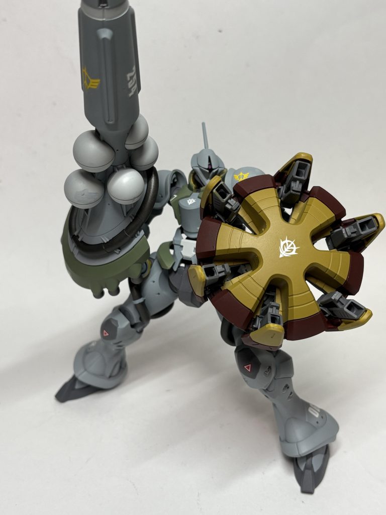 ミサイルハッチも展開。シールドも原作準拠のカラーで。