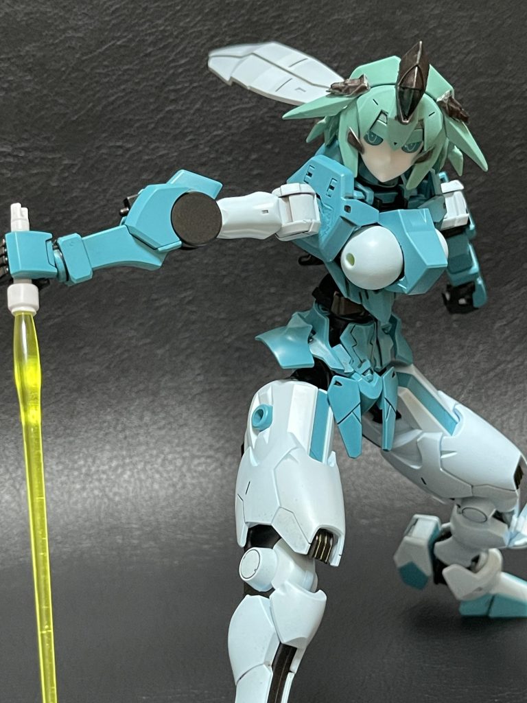 カラーはいかになります。・白部分:ガイアシロサフ+微量のMr.Colorのインディーブルー・青部分:↑の塗料+Mr.Colorのインディーブルー追加・緑青部分:↑の塗料+Mr.colorのキャラクターイエロー・黒部分:ガイアの黒サフ+Mr.colorの黒鉄色・トップコート:Mr.colorのスーパースムースクリア