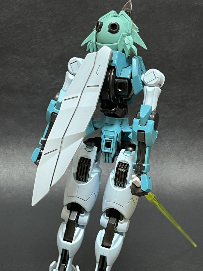 頭はリリンカーネーションという機体を使ってたみたいなのですが、プラモでは発売されていないのでまた機体のモビルドールメイを使用。腕はマックナイフという事で販売されてますが、今では高額に売られてるのでこれは別機体のザゥォートで代用しました。あとはガンブレ同様の機体で作成しました。