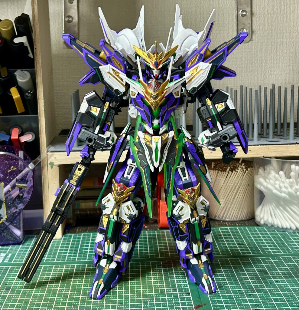 圧巻のサイズ感！！SDのサイズがMGサイズ並みに大きくなりましたねー(´∀`)今回こんなに筆塗り、色塗りをしたの始めててで分からないことばかりでしたがなんとか完成しました(*´ω`*ﾉﾉ☆ﾊﾟﾁﾊﾟﾁ配色もイメージで自分の好きな紫を入れてみたのですが案外まとまりましたね(,,>᎑<,,)