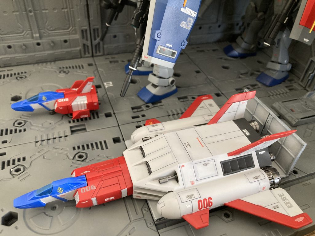 白い部分はホワイト+グレーのサフ(ここ何体か製作したジムと同じ)。青はコバルトブルー、赤はハーマンレッドです。スラスター部はスターブライトアイアン。