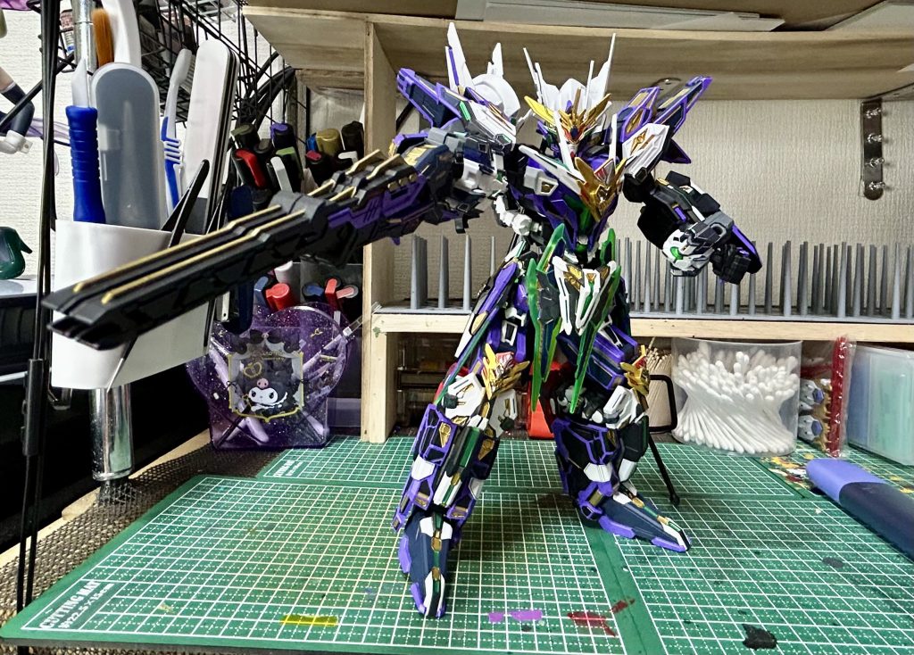 重量もあって関節がやはりSDなのでポージングさせるのが怖くてこれが精一杯(¯∀¯;)自分好みのオリジナルな塗装に出来たと自画自賛しておりますが皆様はどう思いでしょうか？？よかったコメントなどよろしくお願いします(*ᴗ͈ˬᴗ͈)⁾⁾⁾それでは皆様の良きガンプラ、しゃちくLifeを！( ´Д｀)ﾉ~ﾊﾞｲﾊﾞｲ