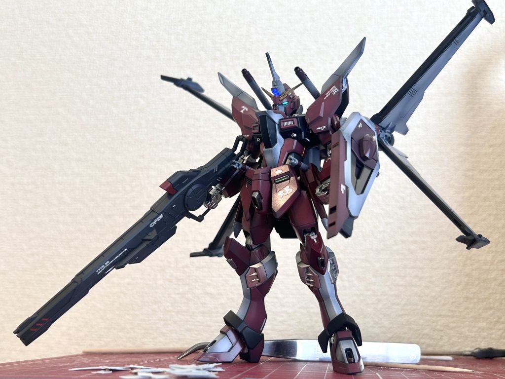 あずき色をベースにクリアレッドや、グレーを足してトーン暗めのピンクを調色。照明が当たるとアニメに近いカラーに。