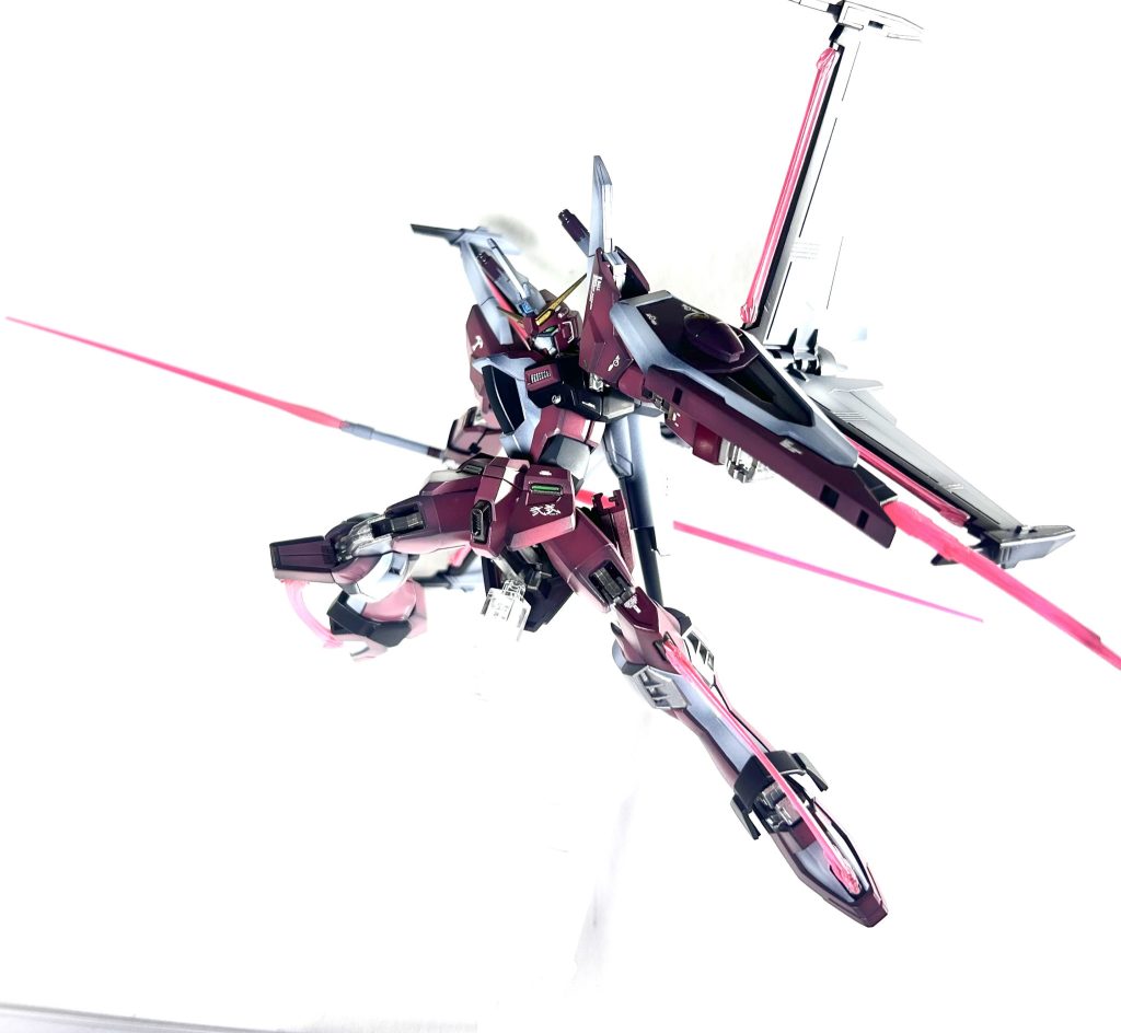 箱絵ポーズでフィニッシュ!休日1日を丸々使って組んだインフィニットジャスティスさんでした。手を加えたのはブレードアンテナのシャープ化のみで、このカッチョ良さ! HGの進化を改めて実感しました✨サクッと組めてカッチョいい素晴らしいキットですね👍今回は以上です、ありがとうございました‼️