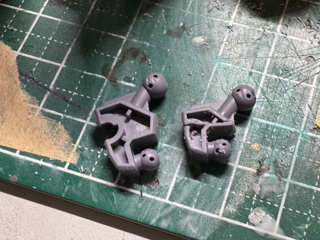 ←切り詰め前 切り詰め後→アンクルアーマーはボールジョイントを切り取り、真鍮線接続に変更してる