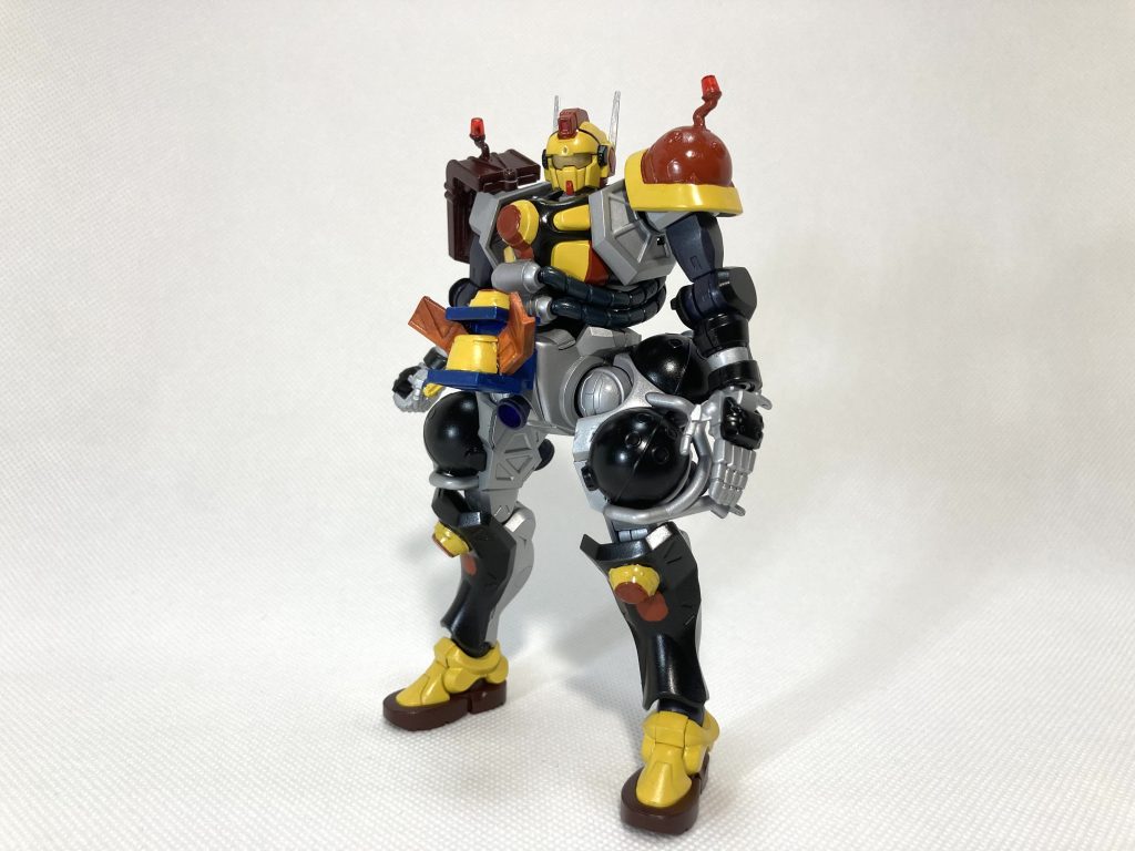 正面のドライバーは使わなくマシンガンと盾を加工して作りました。レバーアクションも再現可能です。