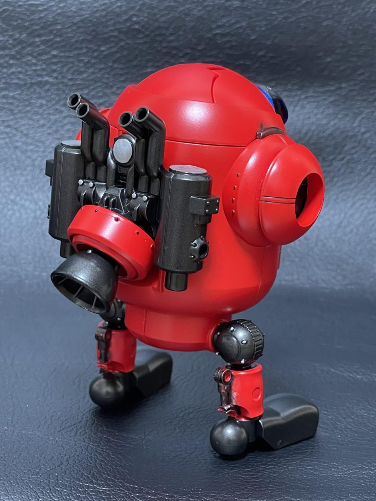 背面の方は特にいじってません。塗装は以下になります。赤:ガイアの白サフ→Mr.Colorのレッド黒:ガイアの黒サフ→Mr.Colorの黒鉄色青:Mr.Colorのクリアブルー部分塗装:のガンダムマーカーのガンメタルトップコート:Mr.Colorのスーパースムースクリア