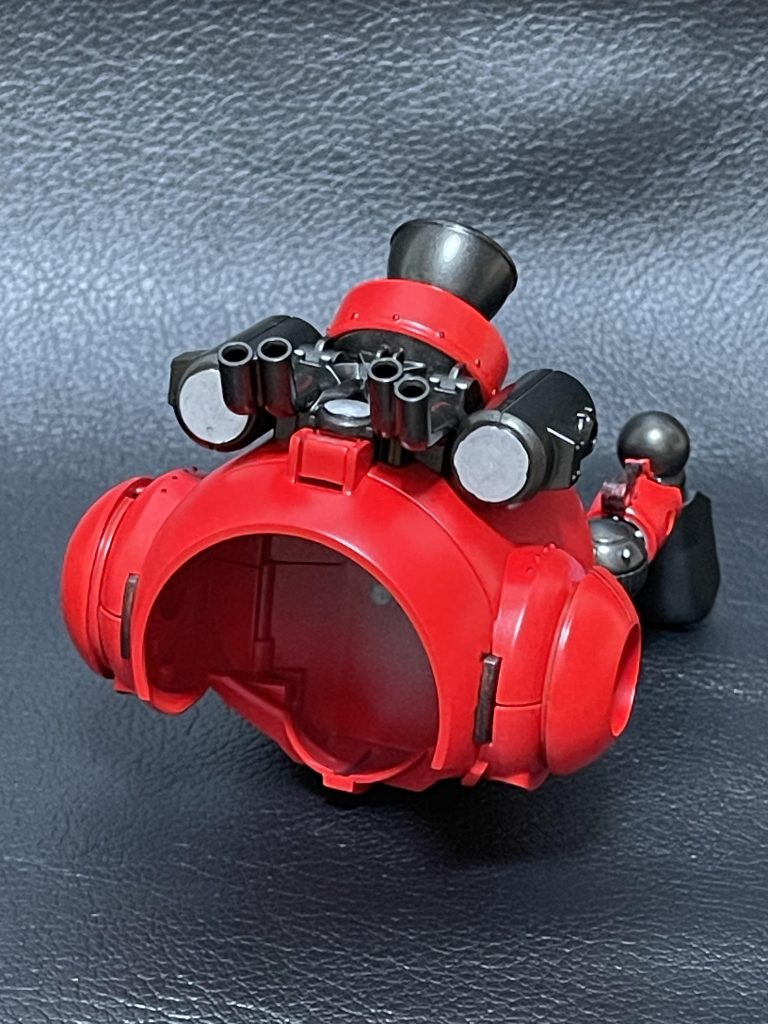 撃墜された時の状態。流石に骨を取り付けるまではしませんでしたw設定としてはニュータイプや強化人間が操作できるサイコミュ兵器といった感じで、バイザーがカメラの役割を持ってるのでカメラが付いたビットみたいな機体です。武装は胸元に付いてるビームガン(左右)くらいのもので大きさはボールくらいになります。