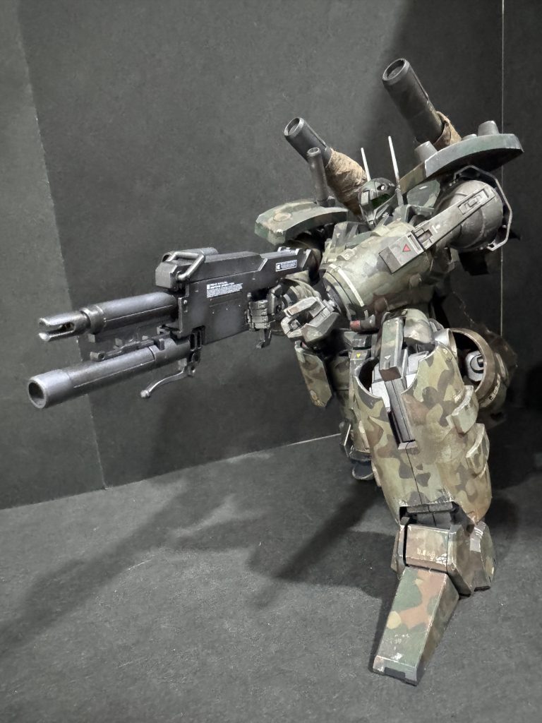 メタスのムーバブルフレームを流用して砲撃戦用に改めた機体ということですが…ムーバブルフレーム流用後のMSをキット化するならばメタスの1/100スケールが欲しいです…🥹