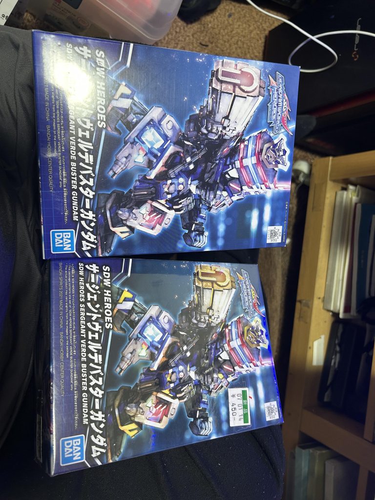 作品名：助けて‥<p>やってしまった‥隊員だと思って安く売ってたから2体買ったけどどっちも隊長だったんですけど‥なんならこれからこれのDX版買うんですけど‥隊長三人になっちゃう‥どしよ。皆さんならどうします？</p>
