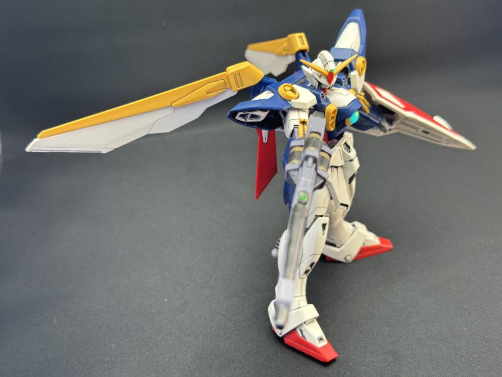 バスターライフルはエナメルのガンメタルやマーカーの金色で塗り分け…接着したけど、合わせ目は消しきれず…