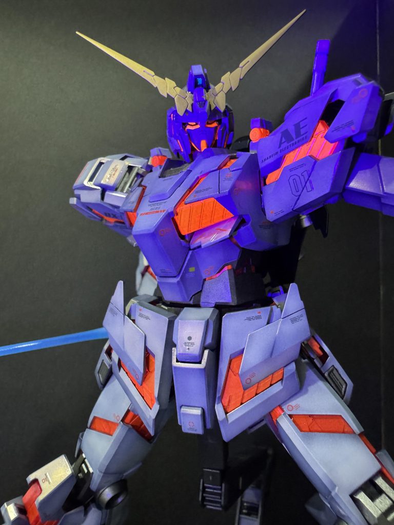 劇中ポーズを再現したつもりがセンスがなくて…サイコフレームとビームサーベルはブラックライトで光ります。