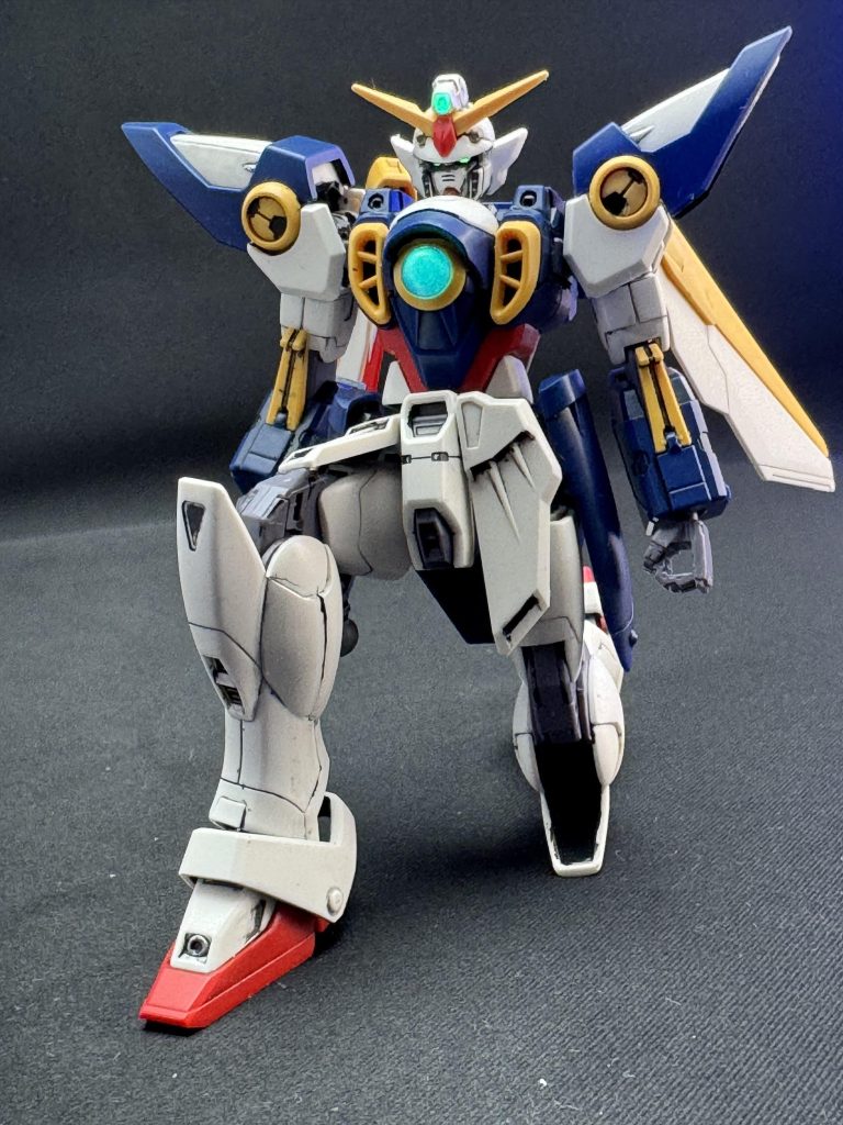 立ち膝。目と胸の丸はそのままでもUVライトで光る?けど、銀マーカーの上から蛍光グリーン塗ってある