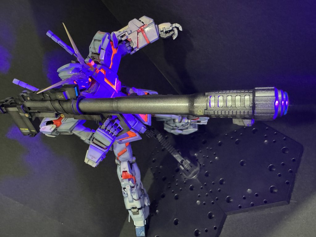 バズーカを担がせました。マグナム、バズーカはモナカ割りだったので合わせ目を消しました。長ものの合わせ目消しは大の苦手ですが過去イチ上手くいきました💪