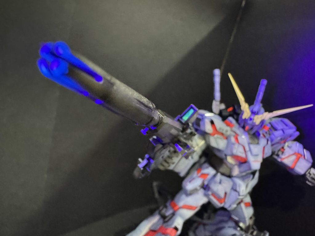 ビームマグナムとバズーカの砲口にも蛍光クリアを塗布しています。武器のセンサー類もシールに蛍光クリアを塗布してから貼りました。が、あんまりわからないですね😓