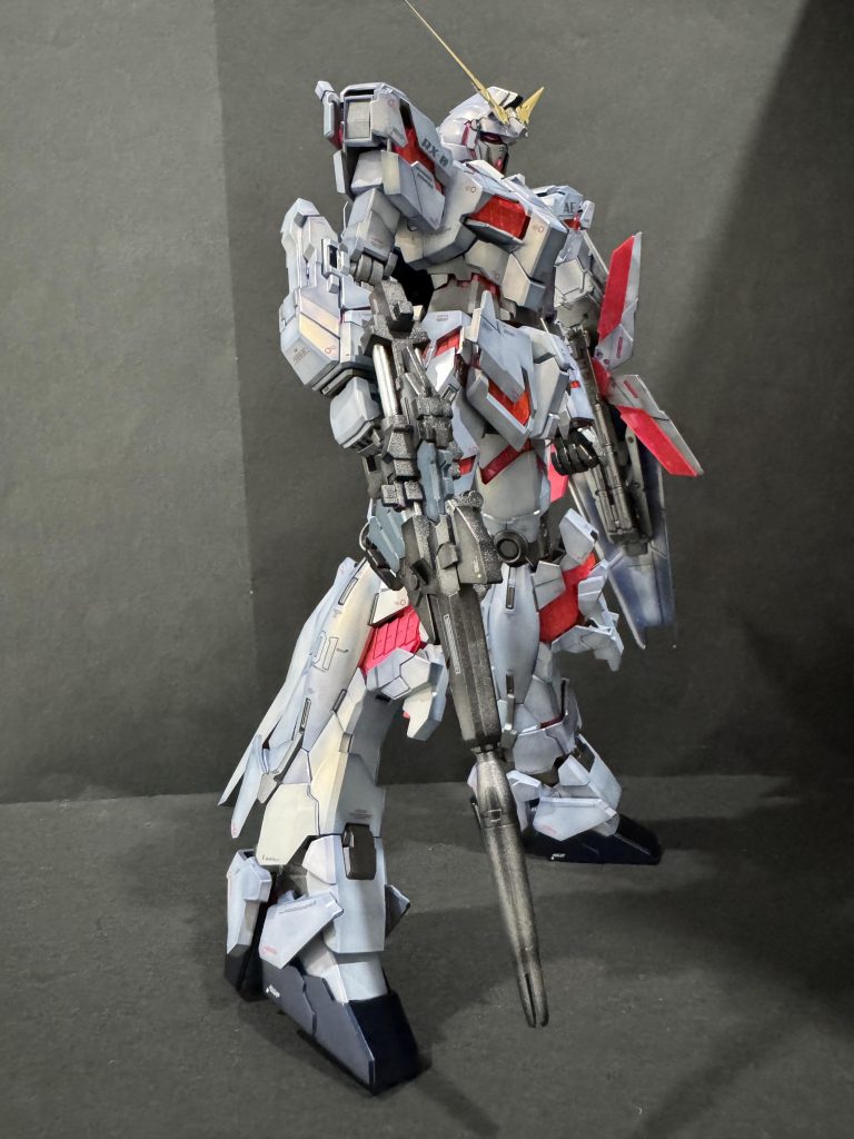 一応キャンディグラデーションになるんですかね？黒立ちあげからの塗装です。カラーレシピは以下の通りです。外装下地：下地　EXブラック(G)外装　白：プレミアムメッキシルバー(G)→クリアーホワイト(G)数回外装　黒：プリズムブルーブラック(G)ブレードアンテナ：ブラス(C)サイコフレーム：GXメタルピンク(C)→蛍光クリアレッド(G)フレーム：メカサフ　ガンメタ(G)ビームマグナム　バズーカ：黒サフ(G)→焼鉄色(C)ビームマグナムのマガジン：黒サフ(G)→ブルーグレー(G)トップコート：EXクリア(G)シールド裏をエナメル　ジャーマングレーで塗るつもりが忘れてしまいました。